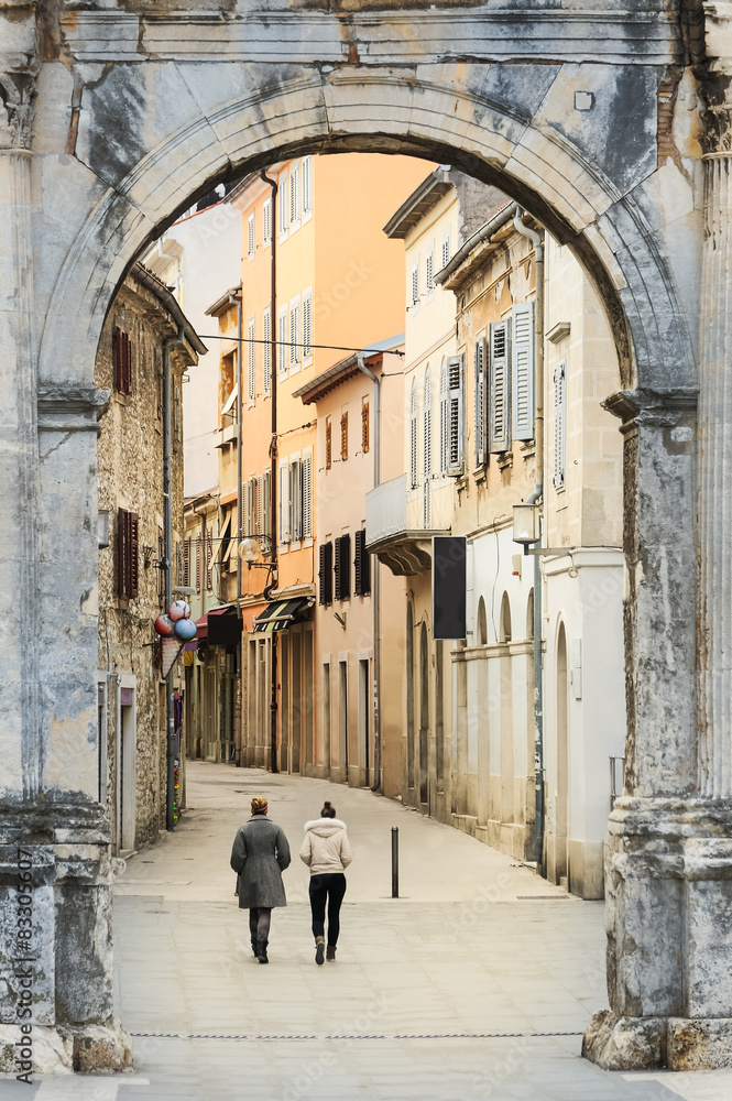 Altstadt von Pula mit Triumphbogen der Sergier Altstadt von Pula mit Triumphbogen der Sergier