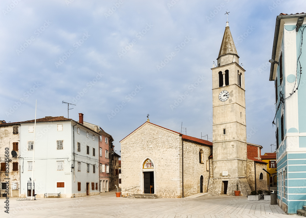 Kirche und Hafen von Fasana in Istrien