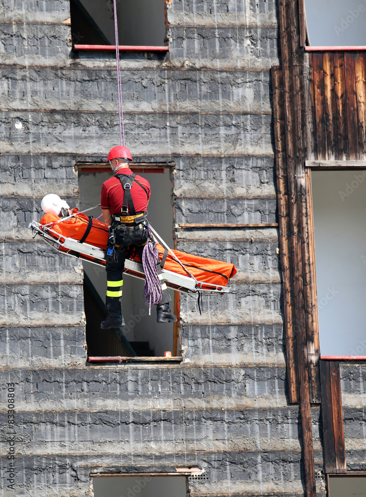 Obraz premium Fireman during an exercise carries the stretcher
