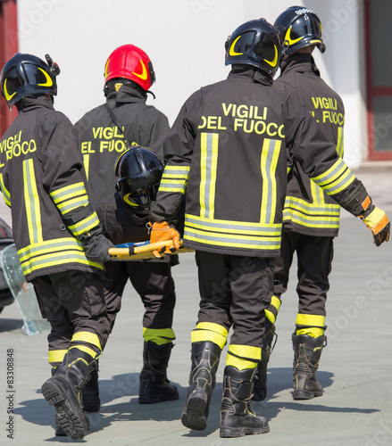 Firefighters carry a fellow firefighter with the medical stretch © ChiccoDodiFC