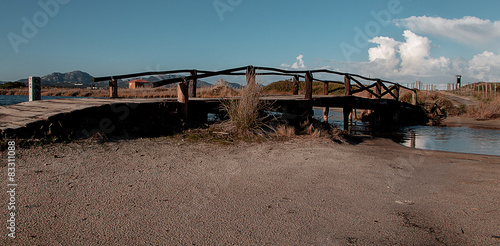 antico ponte in legno che attraversa lo stagno photo