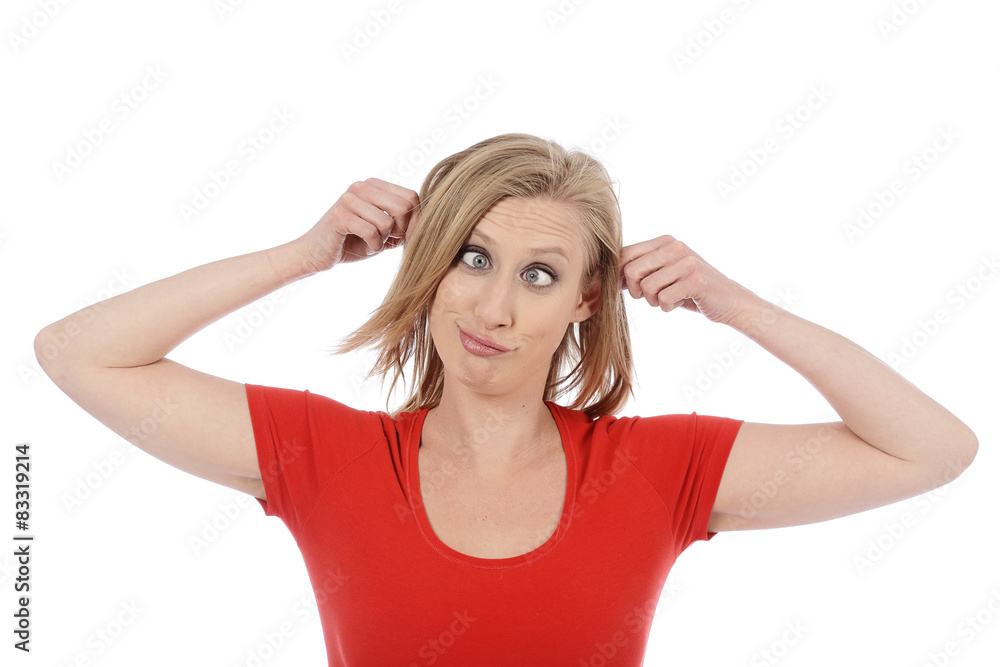 femme blonde faisant une grimace femme blonde faisant une grimace