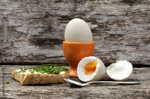 wachsweich gekochtes Hühnerei zum Frühstück photo