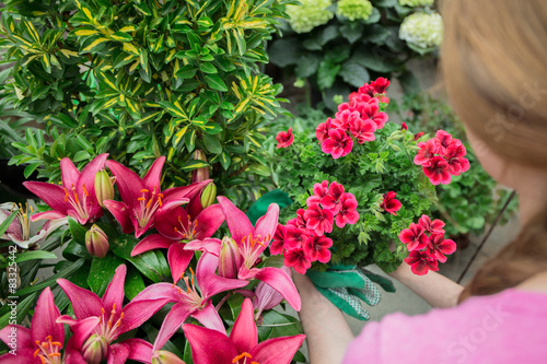 Wallpaper Mural  Eine junge Frau arbeitet im Garten Torontodigital.ca