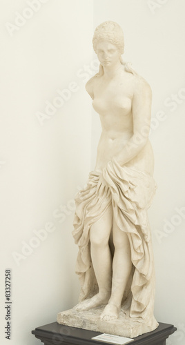Statue de femme au musée des beaux-arts de Nîmes