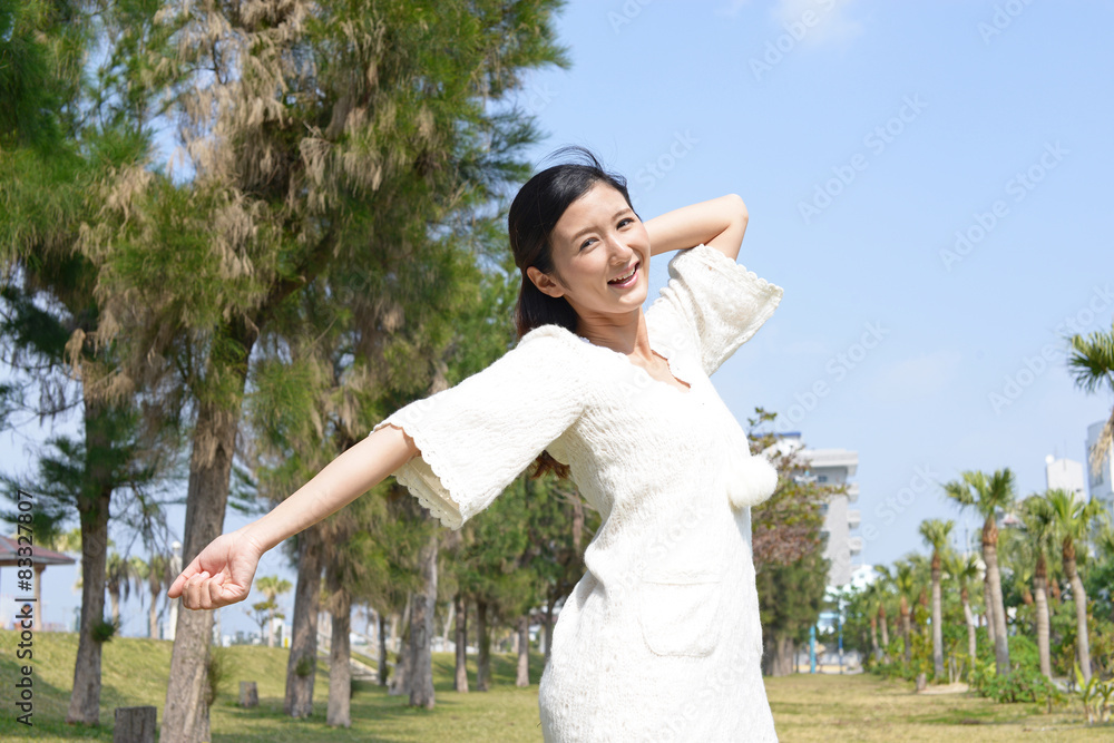 寛ぐ女性
