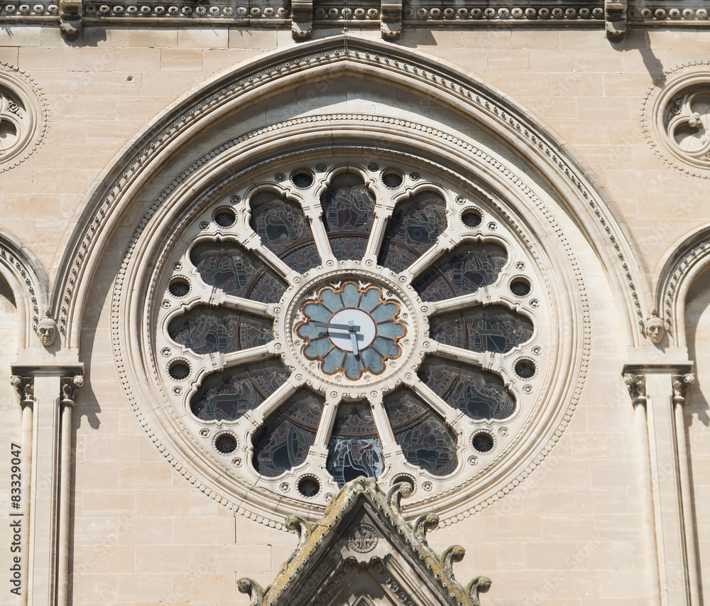 Rosace et horloge de la cathédrale de Nîmes