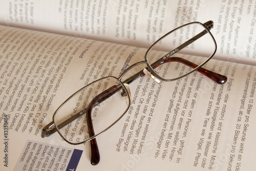 Brille auf einem Buch