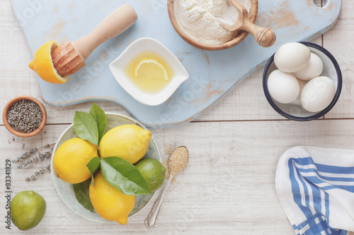 Foto Cake ingredients  in preparation for making lemon lavender cake