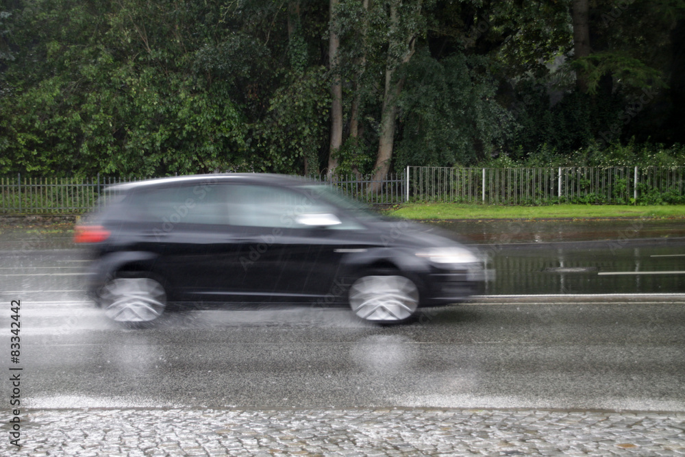 Fahrendes Auto im Regen