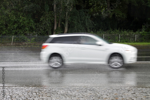 Fahrendes Auto im Regen