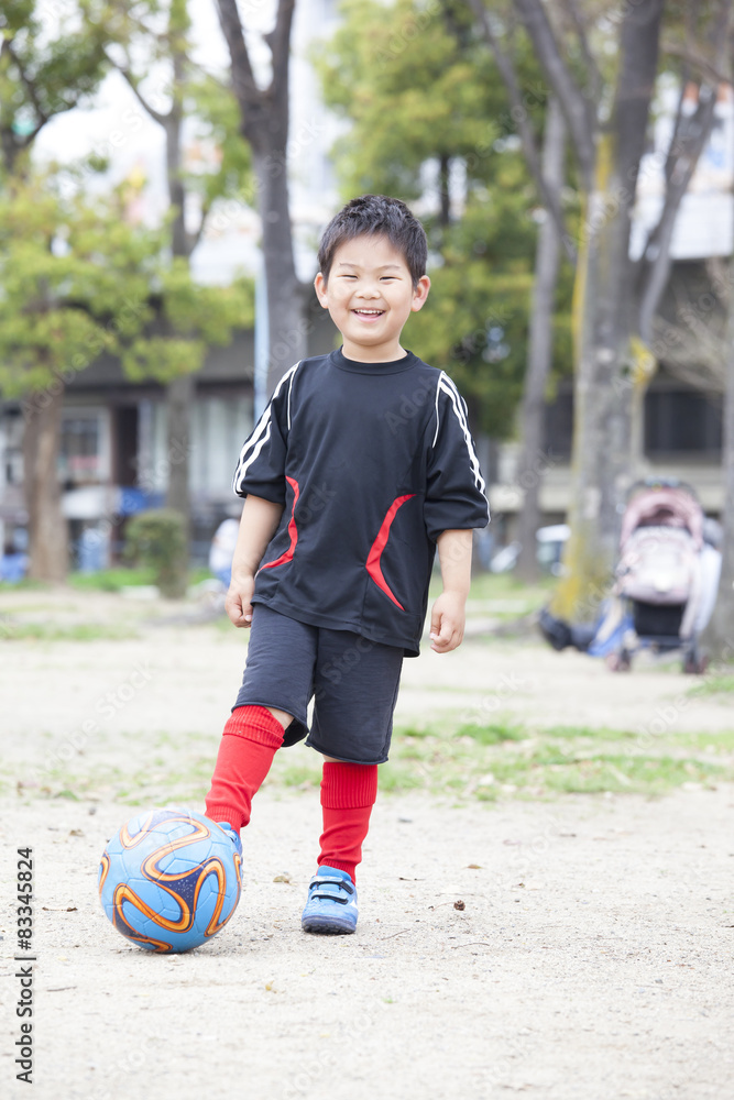 サッカーする子供