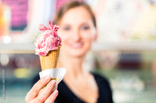 Canvastavla Eisverkäuferin portioniert Kugel Eiscreme in Waffel