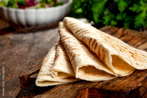 Photos Close-up image of a empty tortilla on the wooden table
