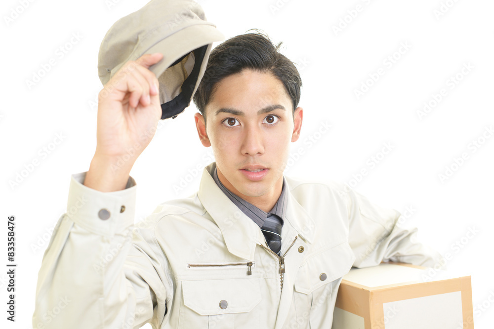 荷物を運ぶ笑顔の男性 荷物を運ぶ笑顔の男性