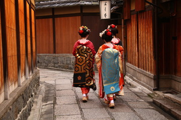 Papier peint photo Kyoto Trois geishas dans les rues de Gion  © rudiuk