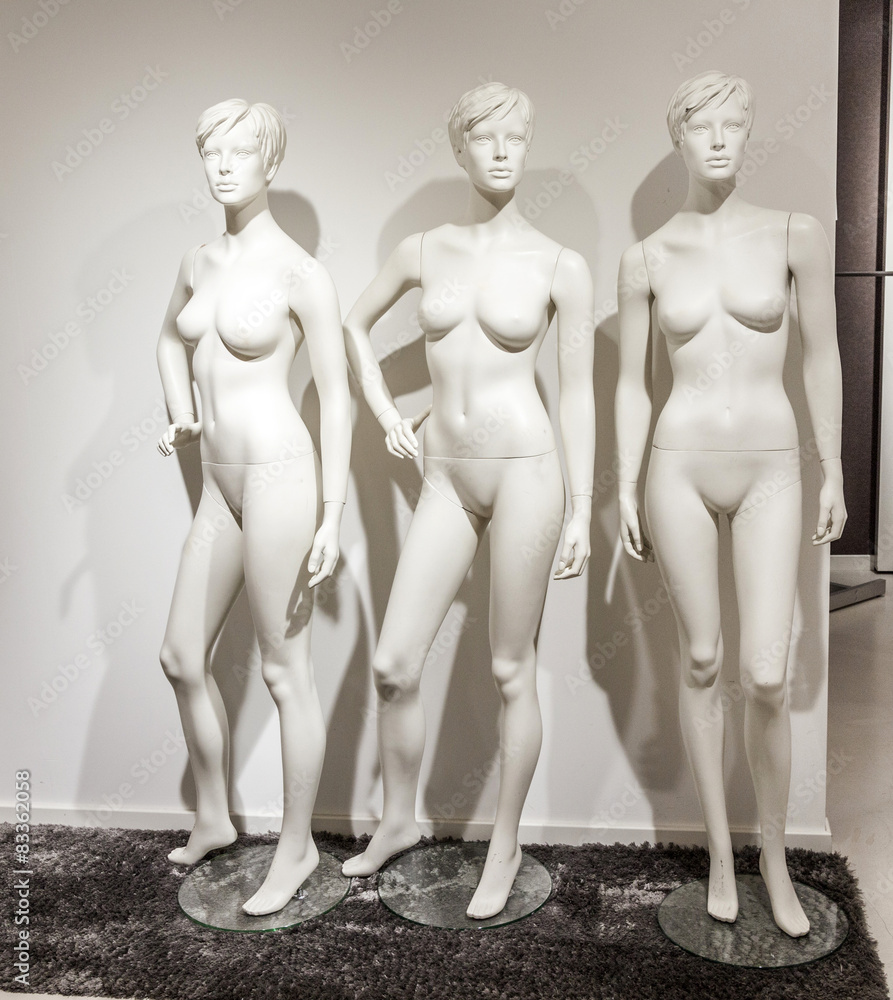 Obraz premium naked female dummys in a window