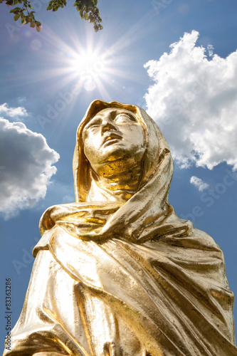 Goldene Skulptur von Mutter Maria