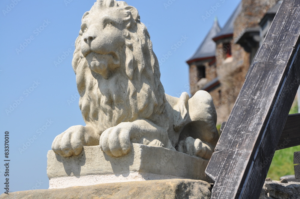 Obraz premium Löwe an der Ritterburg Thurant