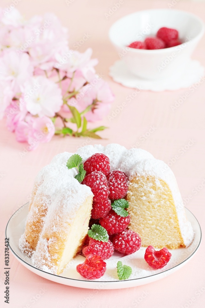Vanilla bundt cake with fresh raspberries Vanilla bundt cake with fresh raspberries
