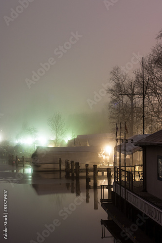 Häuser am Fluss im Nebel