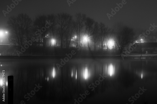 Häuser am Fluss im Nebel