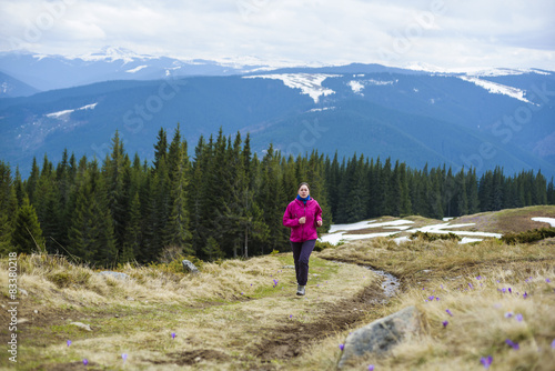 young caucasian female run outdoors © kurapatka