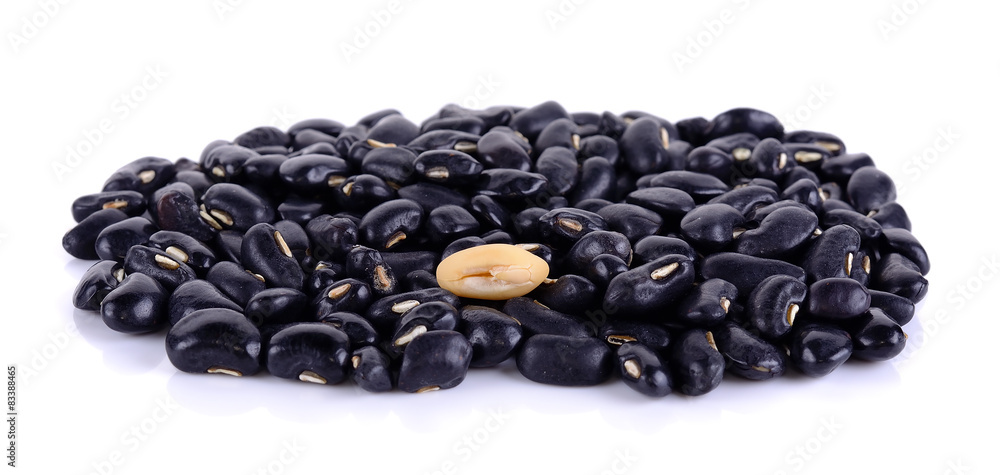 Obraz premium Black beans isolated on the white background