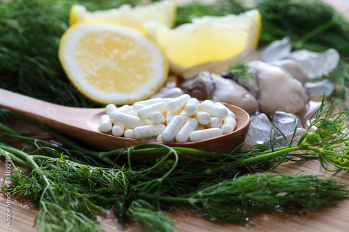 Foto The zinc supplementary white capsule with fresh oyster