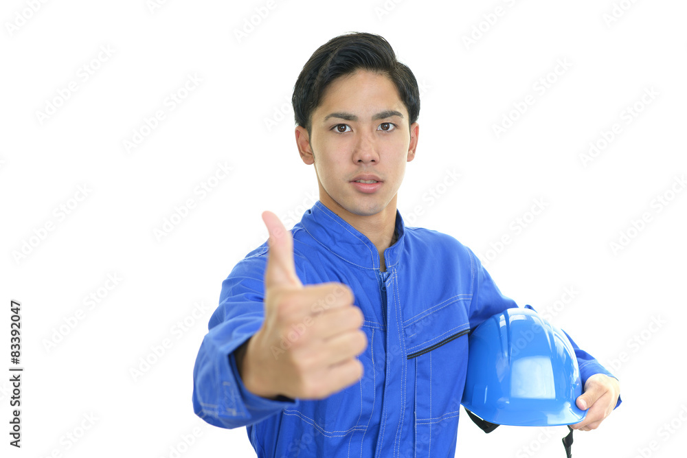 真剣な表情の労働者