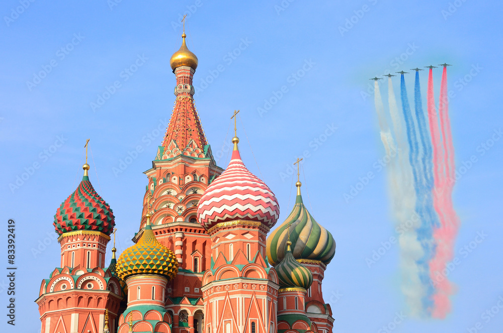 Fototapeta premium Храм Василия Блаженного, пролет самолетов над Красной площадью в Москве