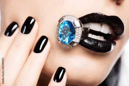 Fotomural Tiro macro de los labios y las uñas de una mujer pintada de color brillante Blac