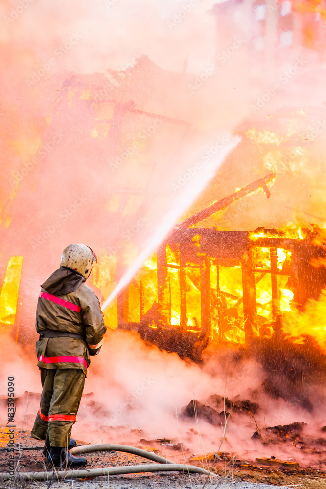 Obraz premium Fireman extinguishes a fire