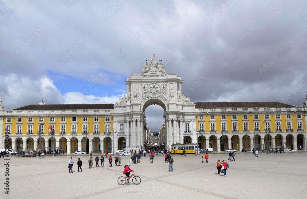 Obraz premium Praca do Comercio und Arco Monumental, Lissabon