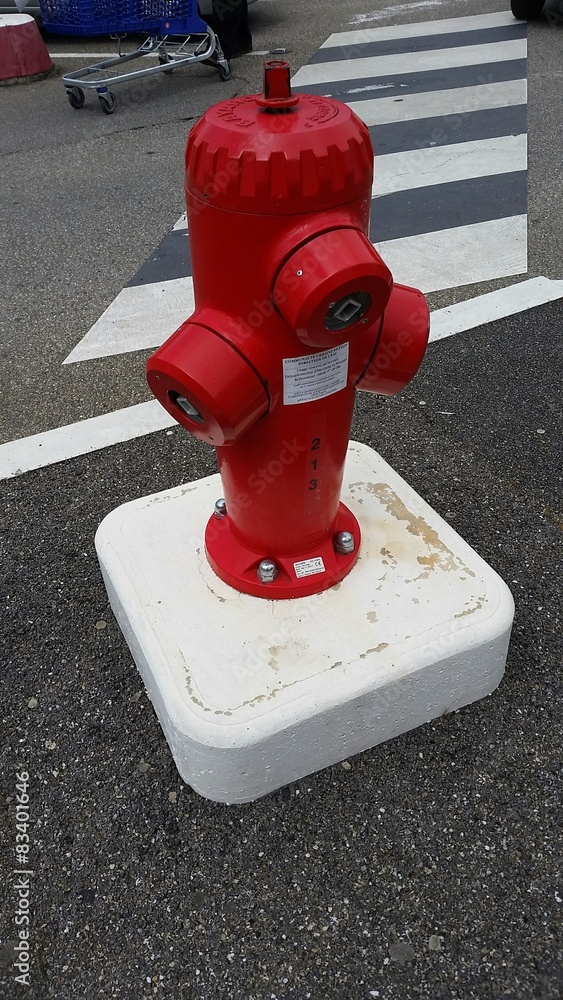 Fototapeta premium Bouche d'incendie rouge pour les pompiers