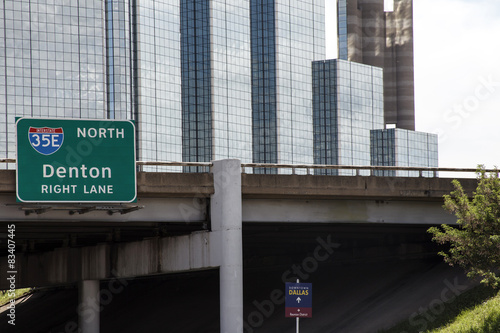 Dallas - Brücke mit Verkehrsschild