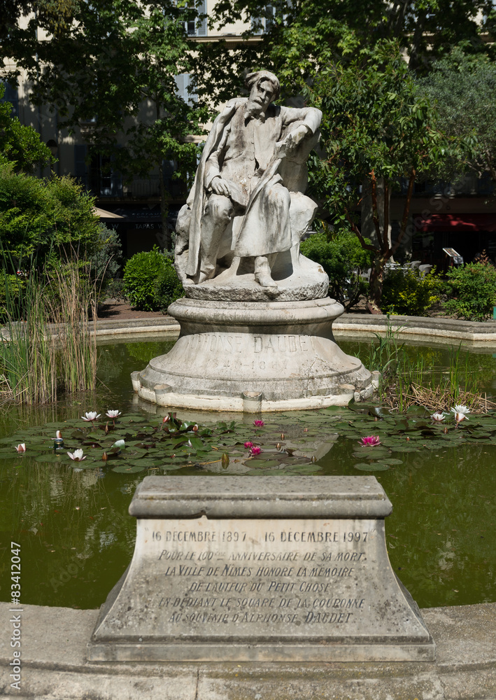 Fototapeta premium Statue d'Alphonse Daudet, Nîmes