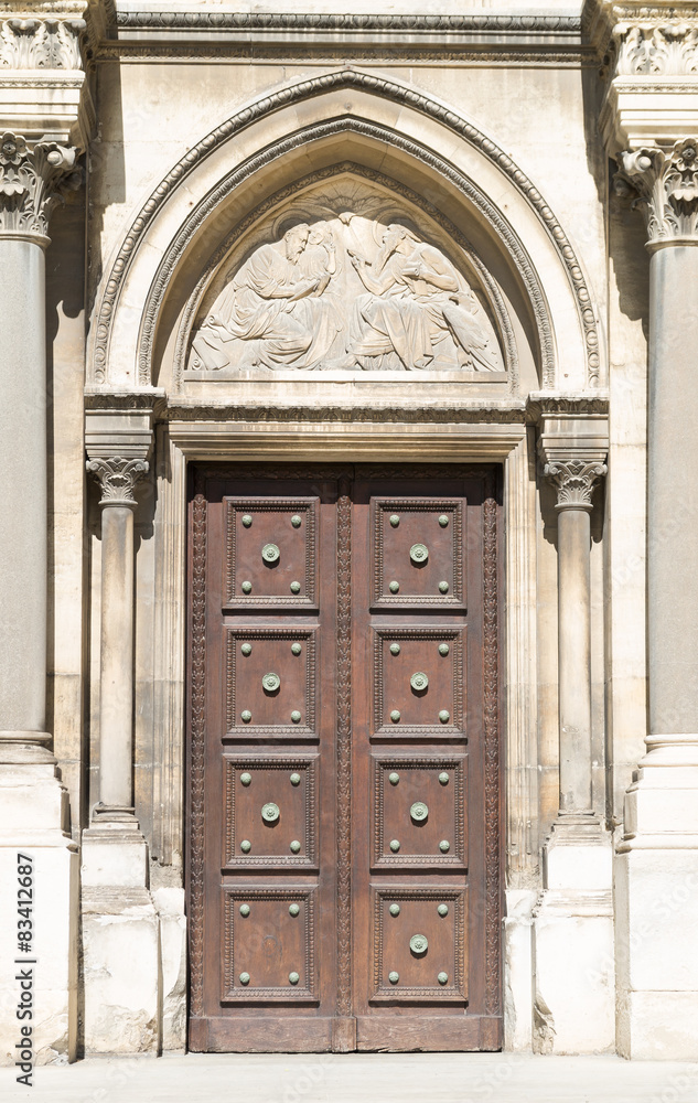 Porte en bois de la cathédrale de Nîmes