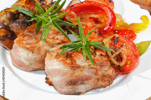 Gegrillte Schweinemedaillons,Champignons, Paprika, Tomaten