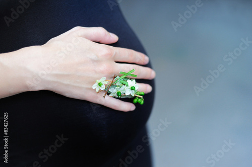 pregnant woman with flowers ring