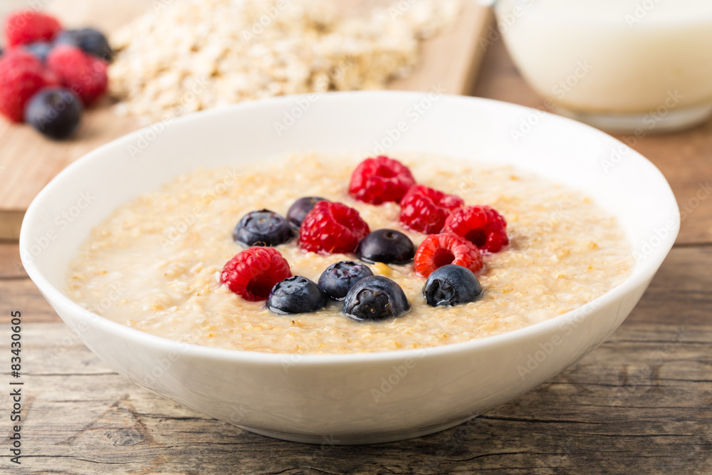 Porridge mit Beeren Porridge mit Beeren