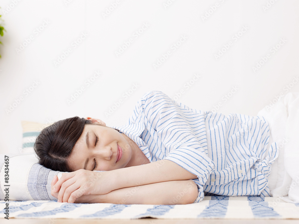 昼寝する女性 昼寝する女性