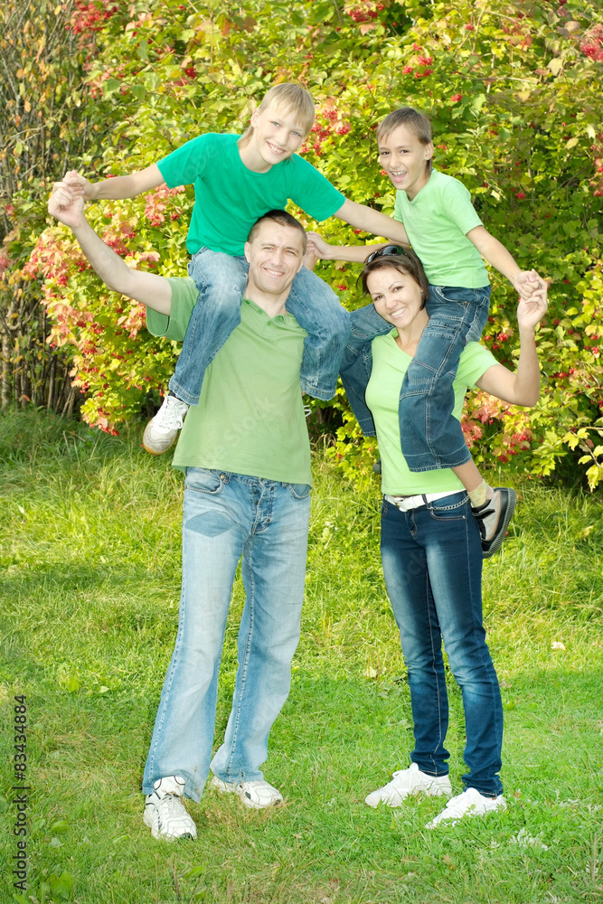 Fototapeta premium friendly family in green shirts 