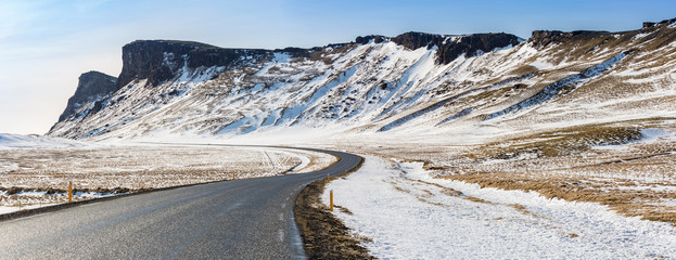 Papier peint photo Arctique Route hivernale entre montagnes islandaises  © vichie81