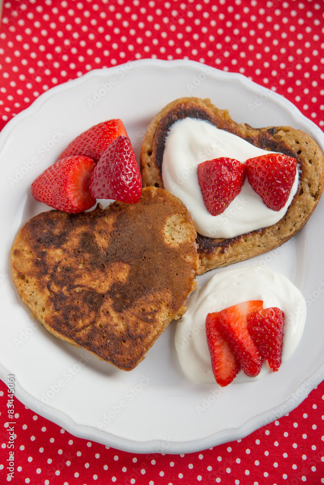 Pfannkuchen in Herzform mit Erdbeeren Pfannkuchen in Herzform mit Erdbeeren