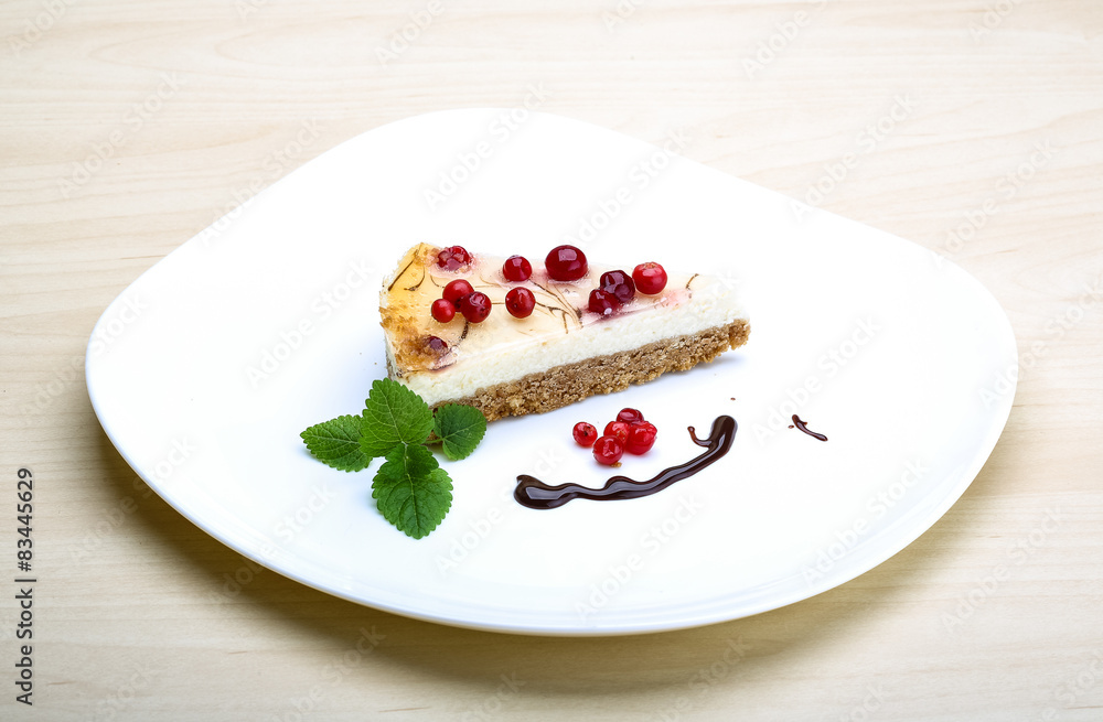 Cheesecake with berries and mint