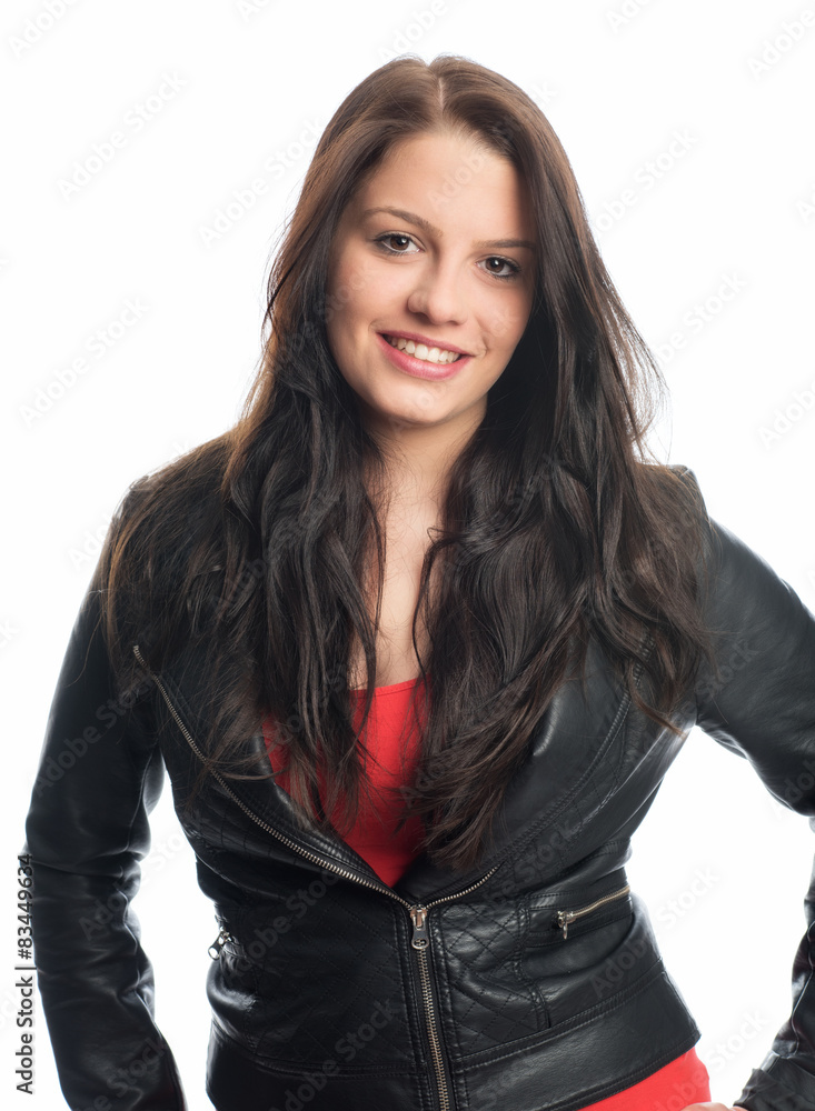 Mädchen in Lederjacke lächelt Mädchen in Lederjacke lächelt
