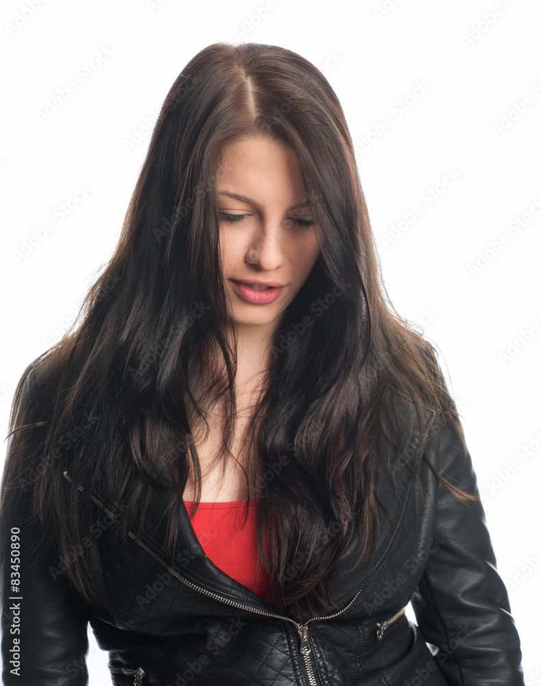 Nachdenkliche junge Frau mit langen Haaren Nachdenkliche junge Frau mit langen Haaren
