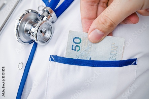 Patient bribing doctor, puts polish money into the pockets