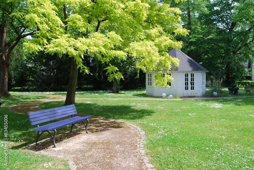 Fototapeta Naklejka Na Ścianę i Meble -  Blaue Bank in einem idyllischen Park